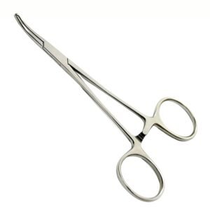 Medical-grade stainless steel curved Rochester-Carmalt hemostatic forceps featuring longitudinal jaw grooves and a locking ratchet handle, isolated on a white background.